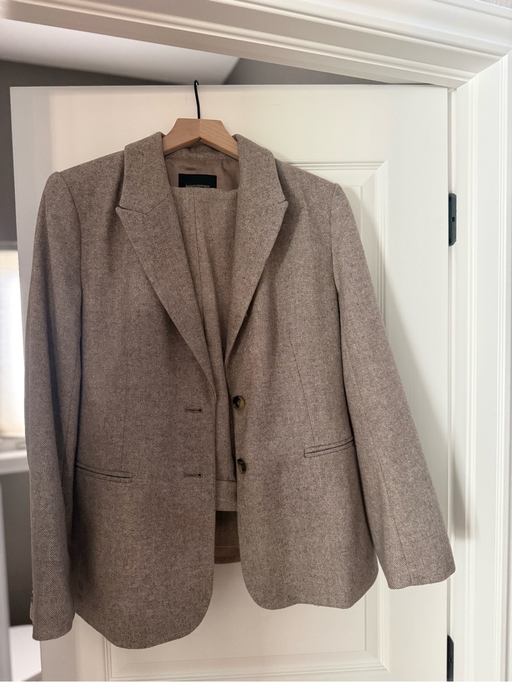 Women's Banana Republic Tailored Taupe suit